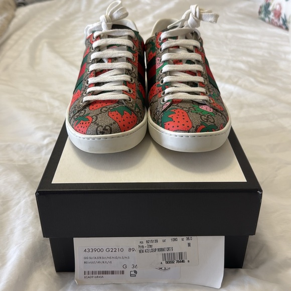 COPY - Gucci Ace GG Supreme Canvas Strawberry Sneakers - Picture 2 of 11